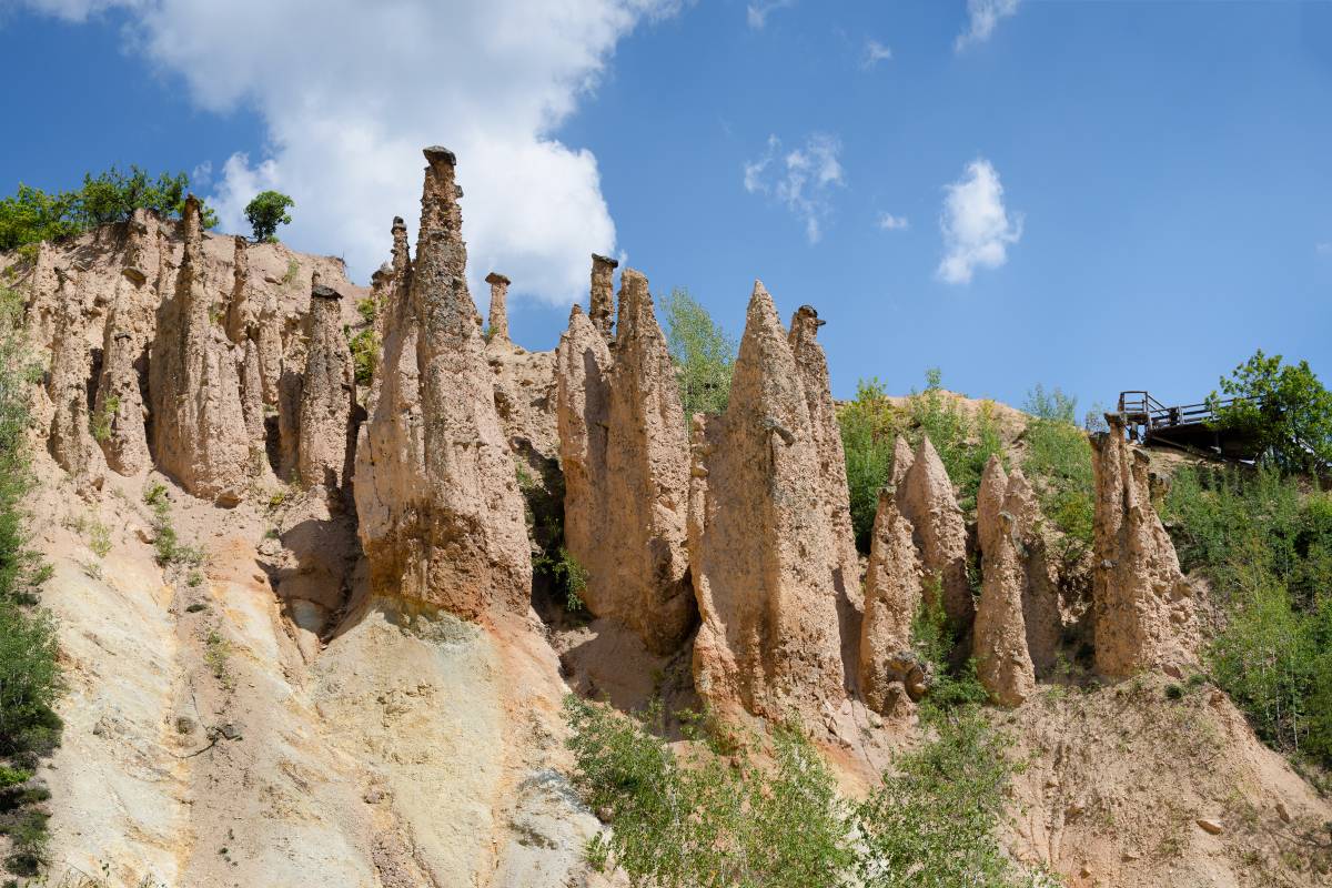 По легенде, жители деревни превратились в каменные столбы, когда выпили воды из дьявольского источника. Фото:&nbsp;eivanov&nbsp;/&nbsp;Shutterstock