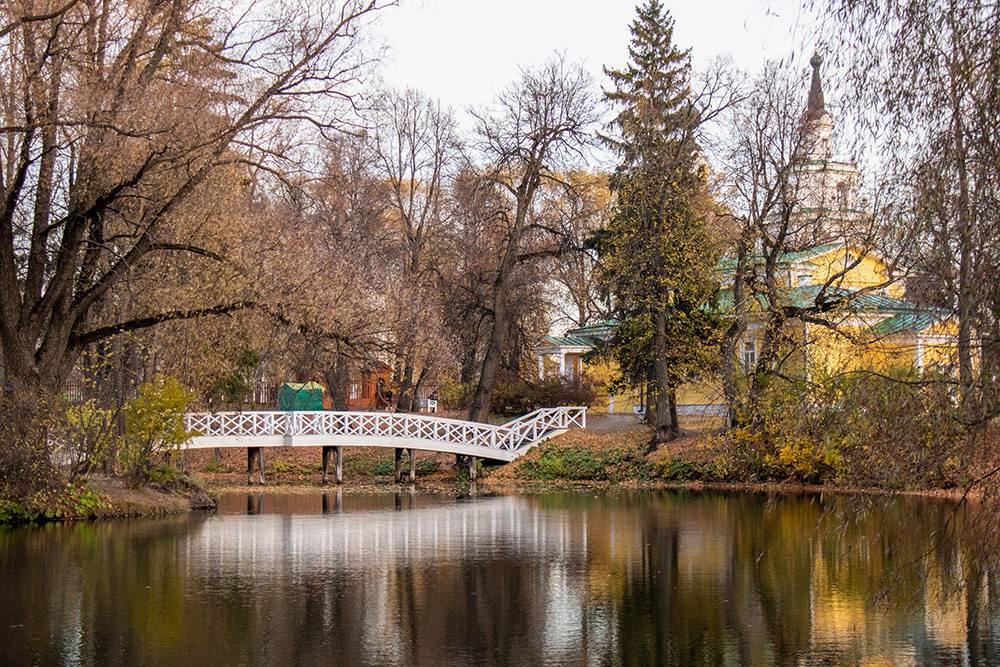 Этот белый ажурный мостик напоминает Михайловское: там есть похожий. Фото:&nbsp;Анастасия&nbsp;Осян