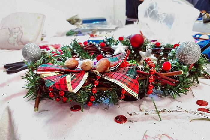 Перед новогодними праздниками дети делали рождественские венки