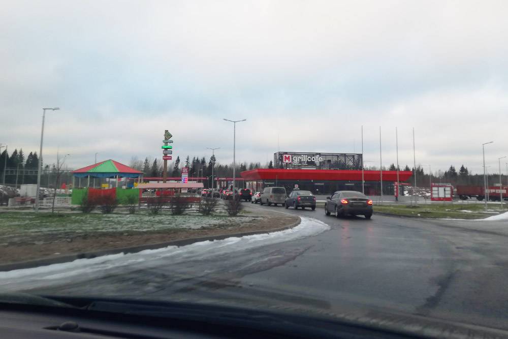 М11 заправки в сторону санкт петербурга. АЗС Лукойл на трассе м11. АЗС Лукойл на трассе м11 Санкт-Петербург Москва. Трасса м11 Москва Санкт-Петербург заправки Лукойл.