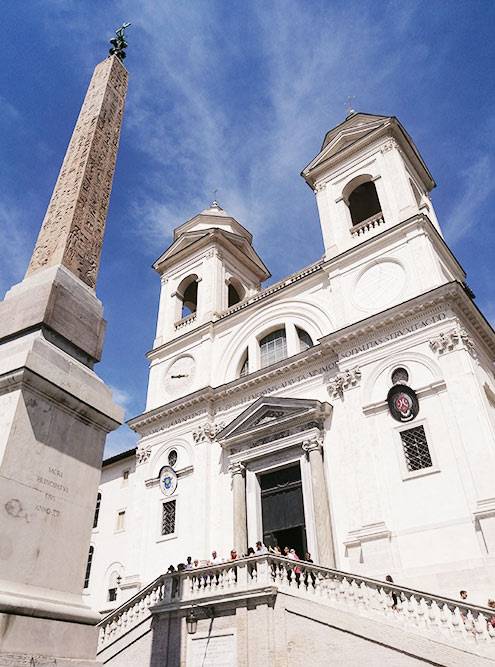 Одна из моих любимых фотографий из Италии. Это церковь Тринита-деи-Монти на Испанской лестнице в Риме