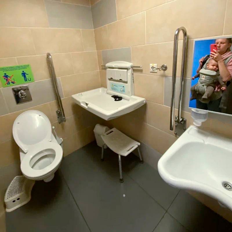 Туалет с пеленальным столом в аэропорту Бегишево