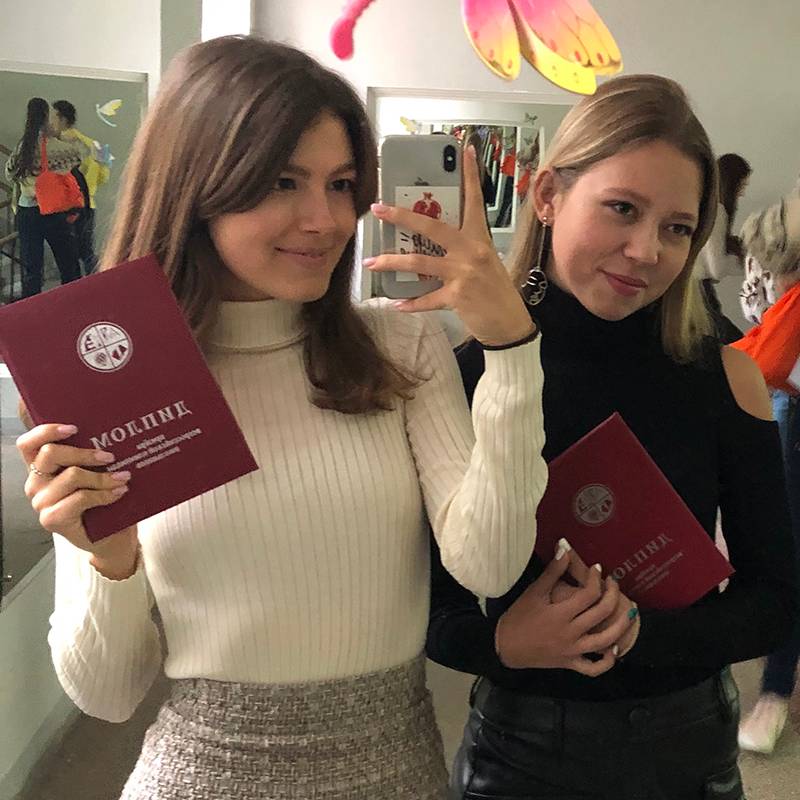 На фото мы с подругой в лицее с заветными дипломами призеров Всероса по литературе