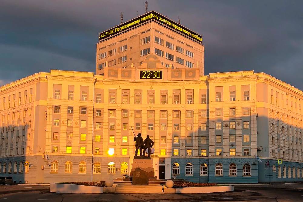 Здание управления «Норникеля» на&nbsp;Гвардейской площади. Недавно там установили памятник металлургам