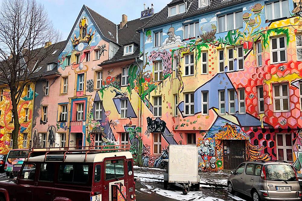 Каждый дом — произведение современного искусства. Граффити не похожи друг на друга и не связаны между собой