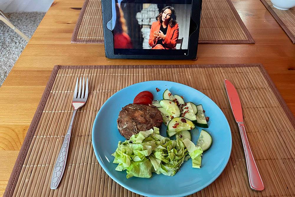 Сегодня на завтрак запеченное мясо тунца, свежий огурец и листья салата под&nbsp;оливковым маслом
