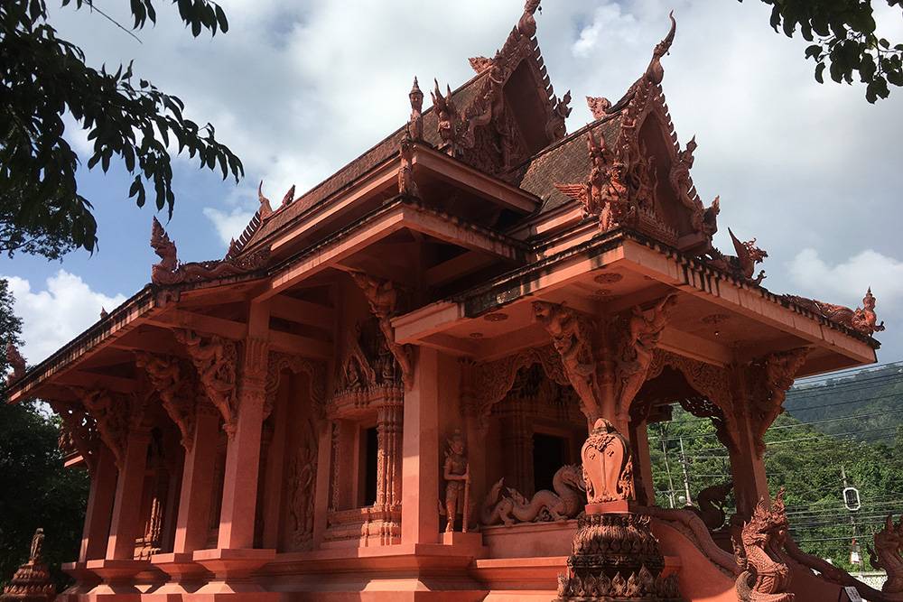 Храм Рачатаммарам в народе еще называют красным — из-за цвета фасада
