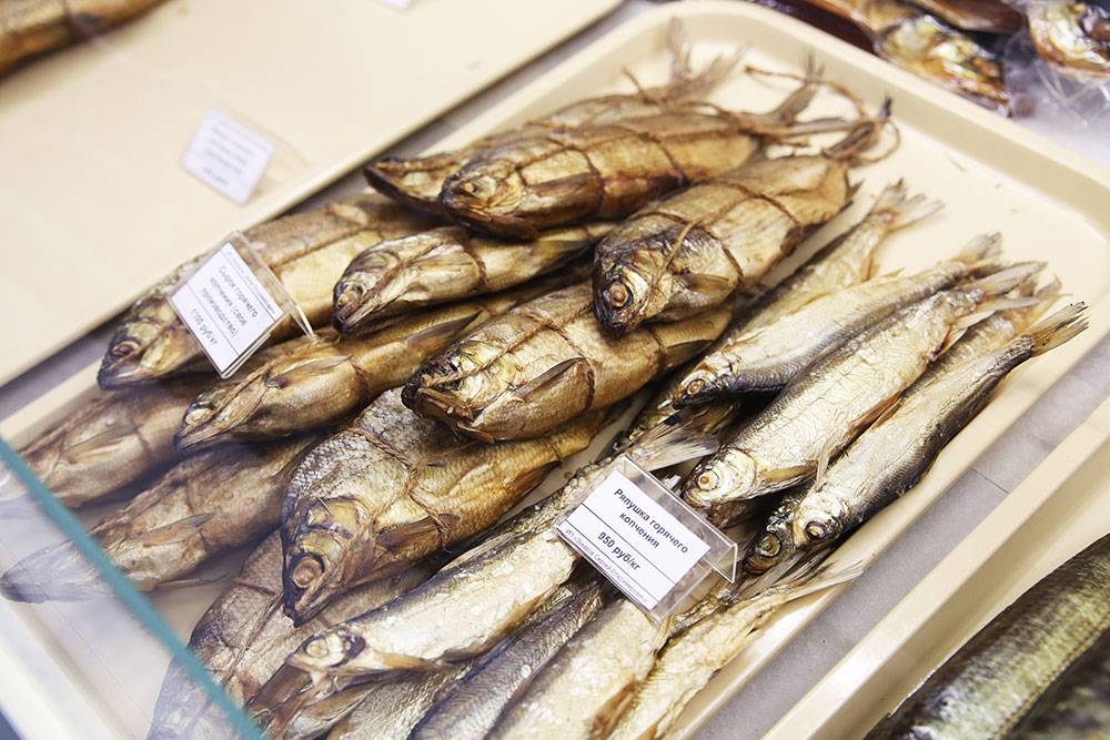 Рыба в морозилке. Сельдь золотая рыбка. Холодильник для хранения копченой рыбы. Жерех рыба холодного копчения. Жерех бабочка холодного копчения.