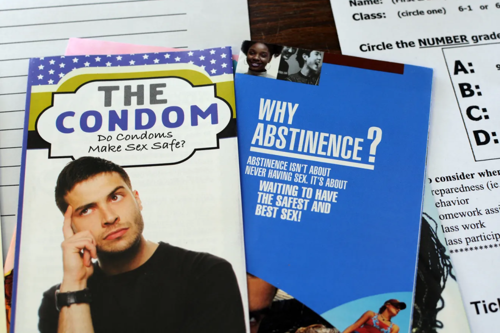 Буклеты двух разных курсов по сексуальному образованию в школе округа Нью-Ганновер. Слева — о том, почему важно пользоваться презервативами, справа — о пользе воздержания. Источник:&nbsp;starnewsonline.com