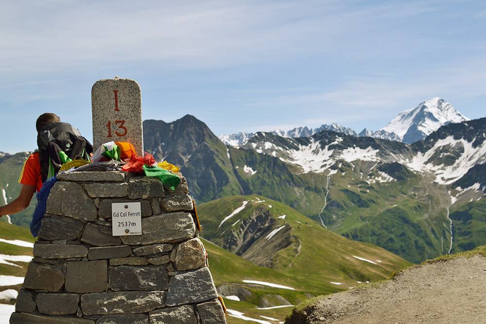 Подъем по длинному серпантину к перевалу Grand Col Ferret дался нам нелегко