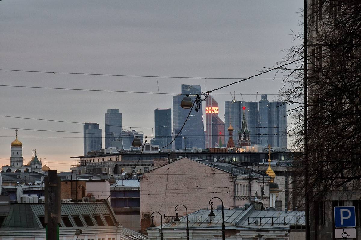 Второй — с&nbsp;приближением 10х. Башни вдали не&nbsp;очень четкие, но&nbsp;основные детали можно разобрать, а&nbsp;экран высотки «Меркурий» не&nbsp;пересвечен