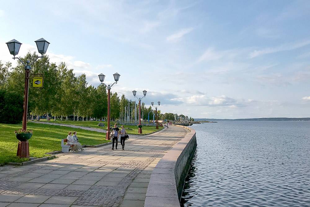 Вдоль Онежского озера сделана набережная, по которой гуляют жители и туристы