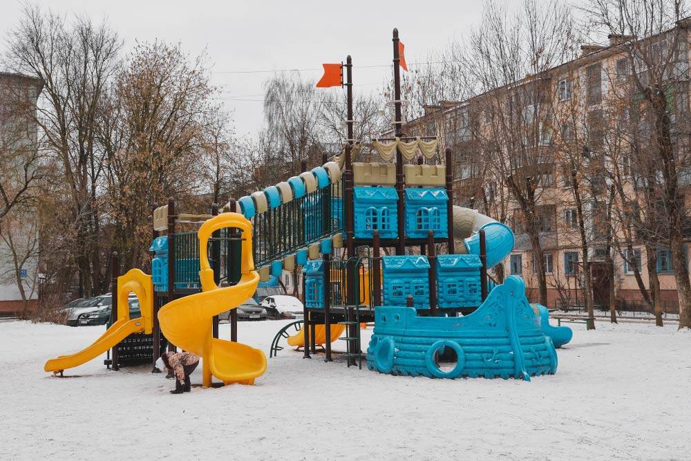 Почти все на детских площадках сделано из пластика