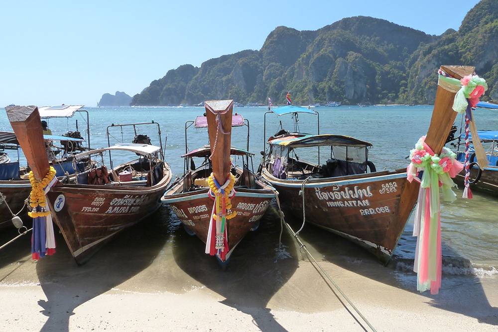 Тайские лодки с яркими лентами давно стали еще одной визитной карточкой Краби