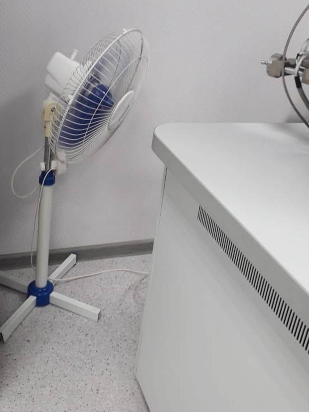 Вентилятор дует ровно на&nbsp;систему вентиляции и охлаждения прибора