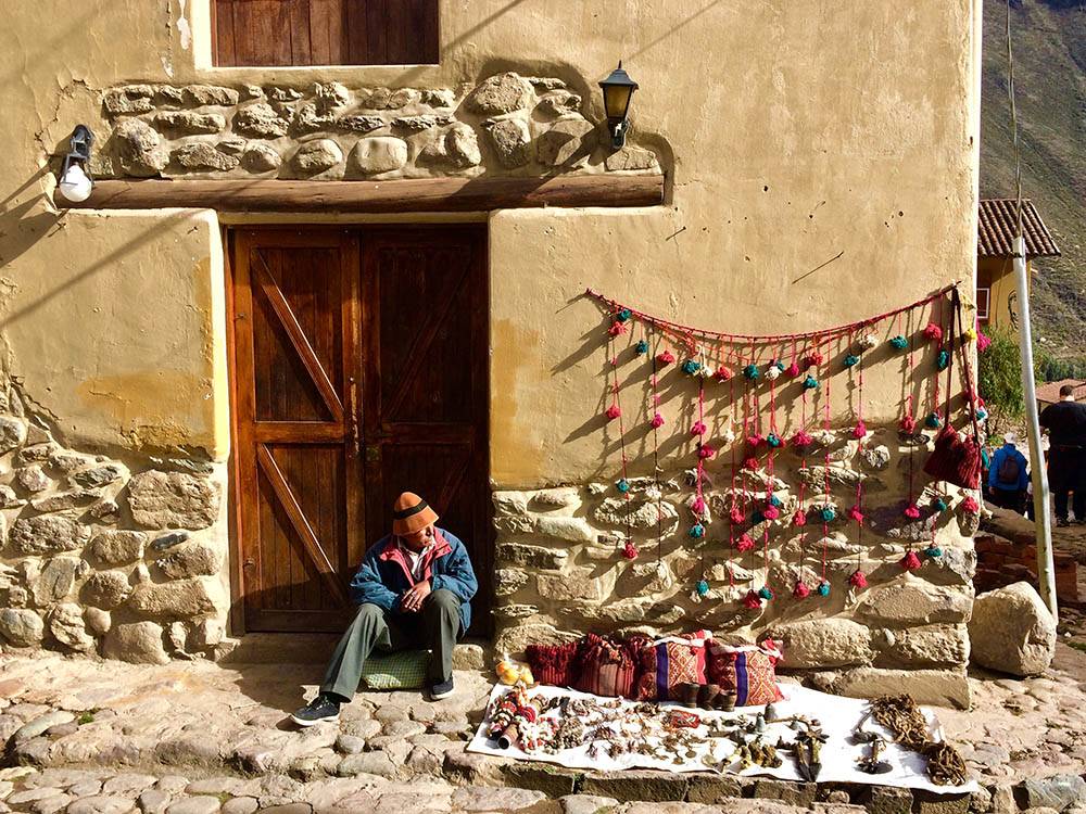 Если будет время, рекомендую погулять по Ольянтайтамбо — это современный город и памятник культуры инков в 30 км от Мачу-Пикчу. На узких улочках с индейскими названиями торговцы изготавливают и продают сувениры