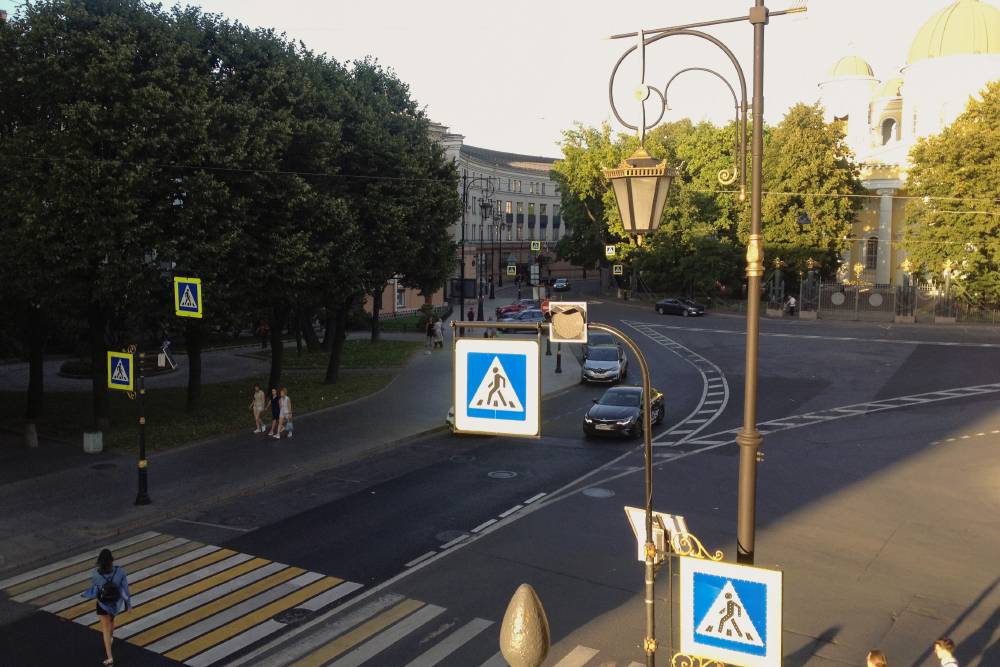 С балкона открывается вид на Преображенский собор, улицу Пестеля и Литейный проспект