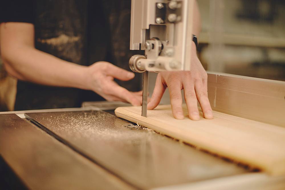 Распиливаем деревянные доски на рейки — делаем заготовки для&nbsp;сапа