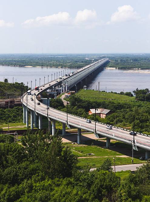 Мост через Амур изображен на купюре номиналом 5000 <span class=ruble>Р</span>. Такой вид открывается с недостроенного здания
