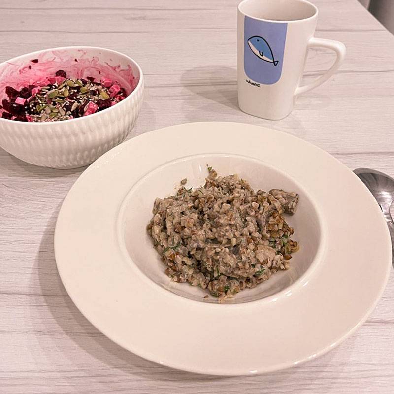 Мой ужин. Гречка с индейкой, свекольный салат и чай