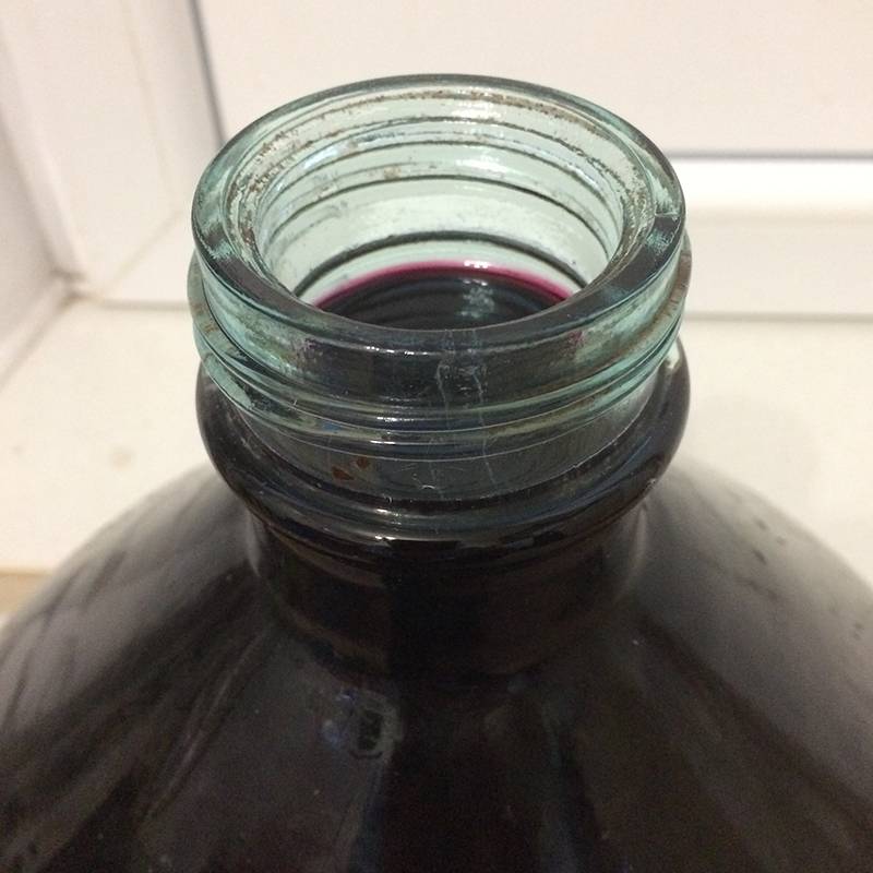 Бутыль заполняю виноматериалом под&nbsp;горлышко