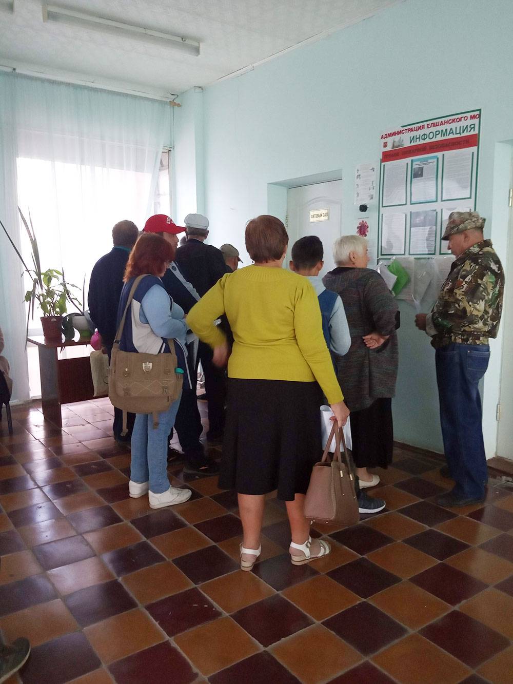 Столько людей стоит в очереди на выездное обслуживание МФЦ в селе Елшанка Саратовской области. Очереди две: сдать документы и получить