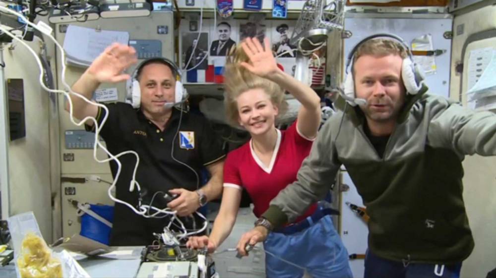 Юлия Пересильд во время космических съемок фильма. Источник: roscosmos.ru