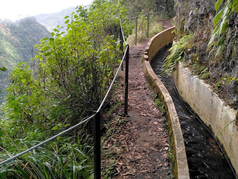 Левада — система орошения, которая проходит по склону гор. Выглядит как обычная канава, рядом с которой — тропинка для пешеходов