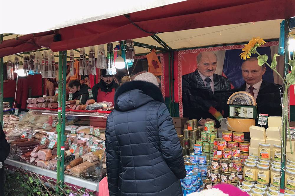 Белорусы приезжают в Астрахань с молочной и мясной продукцией. И портретами президентов