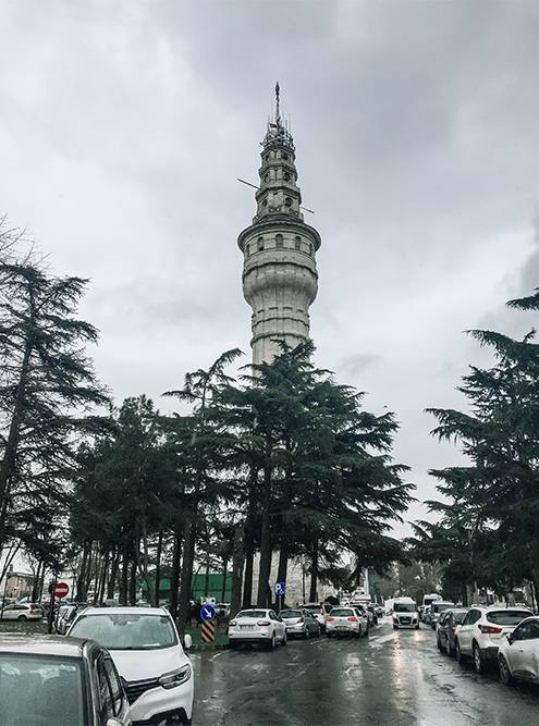 Башня Беязит недалеко от Стамбульского университета