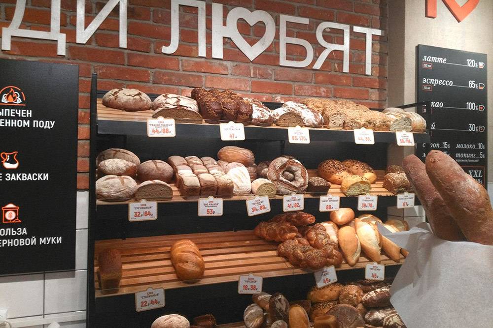 На фото только хлеб, но в пекарне еще много разной выпечки