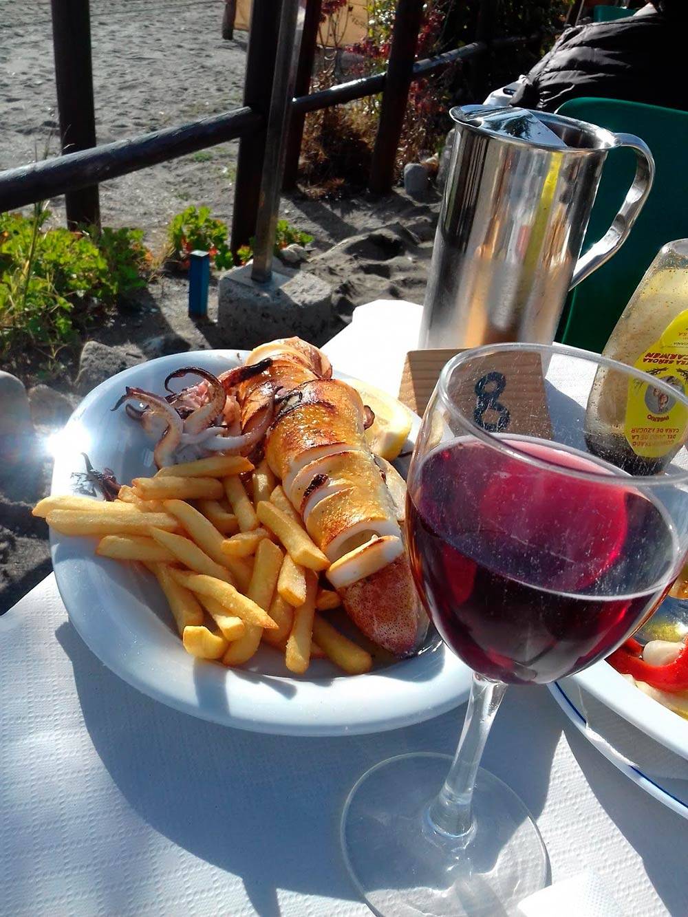 В ресторане на пляже мы заказали кальмара на гриле, картошку и пару бокалов вина. Все это стоило 20 €