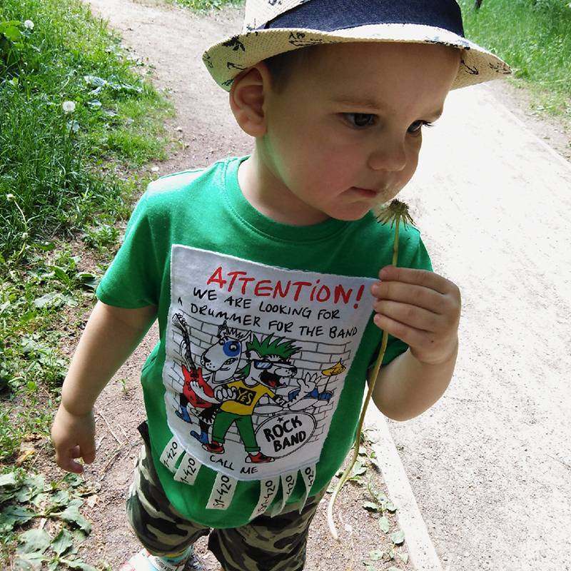 Мой старший сын в шортах, футболке и шляпе O’stin. Ему очень нравились «отрывные» талончики — игровой элемент на футболке