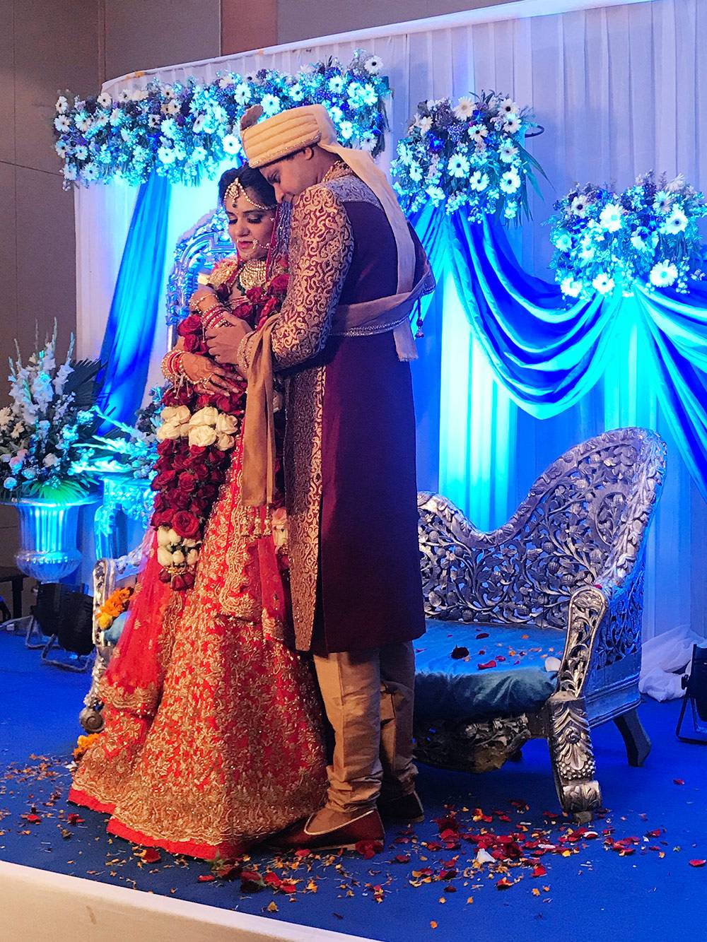 Невесты предпочитают свадебные платья красных оттенков, так как они символизируют удачу, а вот белый в Индии считают цветом траура