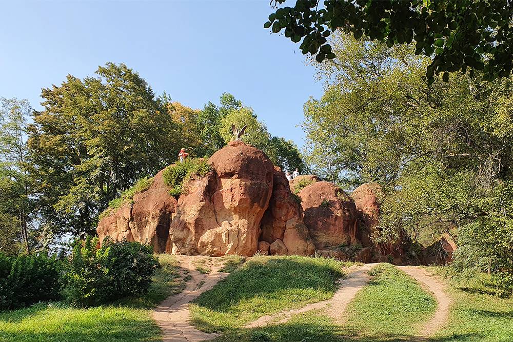 Красные скалы в кисловодском парке. Недалеко есть еще серые и синие