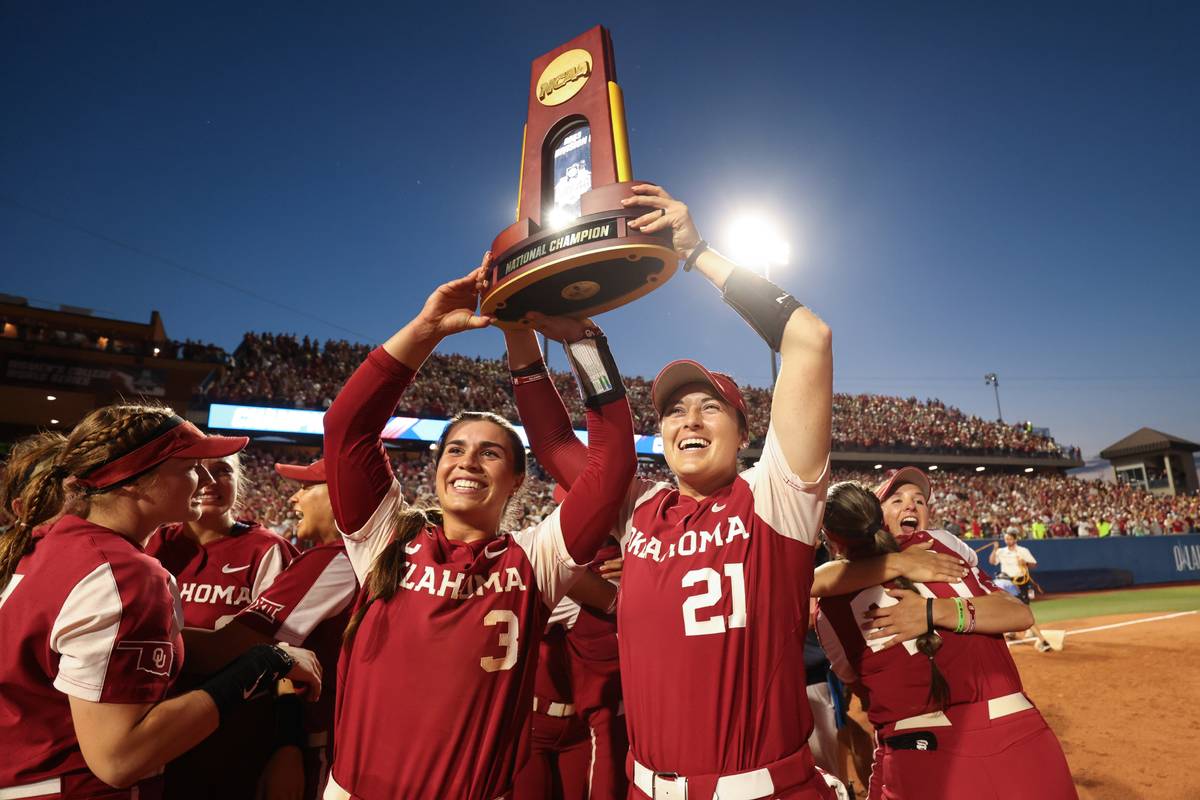 Софтболистки «Оклахома Сунерс» с трофеем NCAA. Фото: Justin Tafoya / Getty Images
