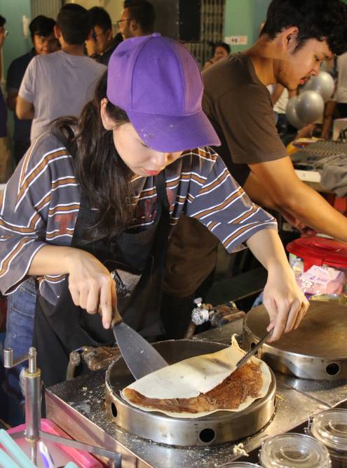 Блины в Таиланде часто пекут прямо на обочине дороги: оборудуют мини-кухню на прицепах к байку