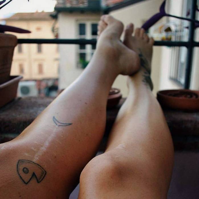 Пример татуировки, в которой шрам — это часть эскиза. Источник: novate.ru