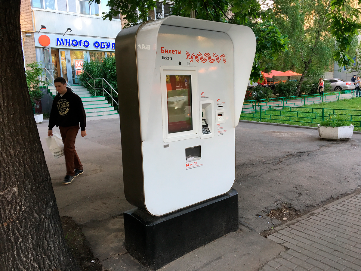 Этот автомат по продаже билетов в районе Новогиреево не работает уже неделю