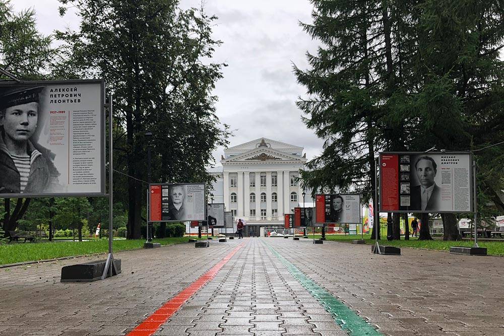 На аллее перед театром регулярно сменяют друг друга познавательные фотовыставки. Сейчас это истории пермских героев Великой Отечественной войны