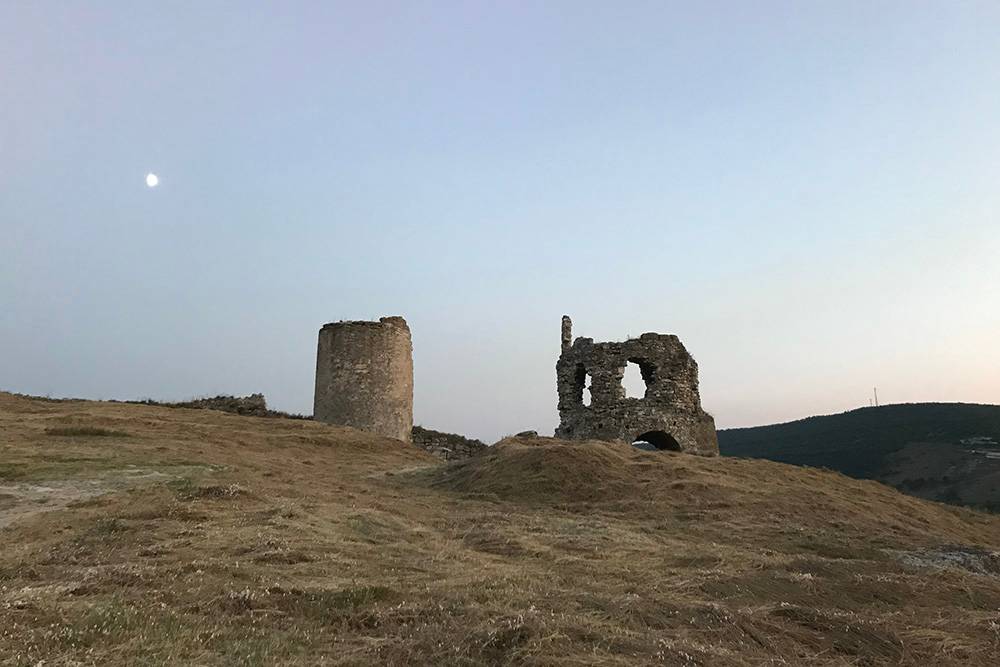 Справа — надвратная башня крепости. Раньше оба сооружения соединялись крепостной стеной, которая не сохранилась до наших дней