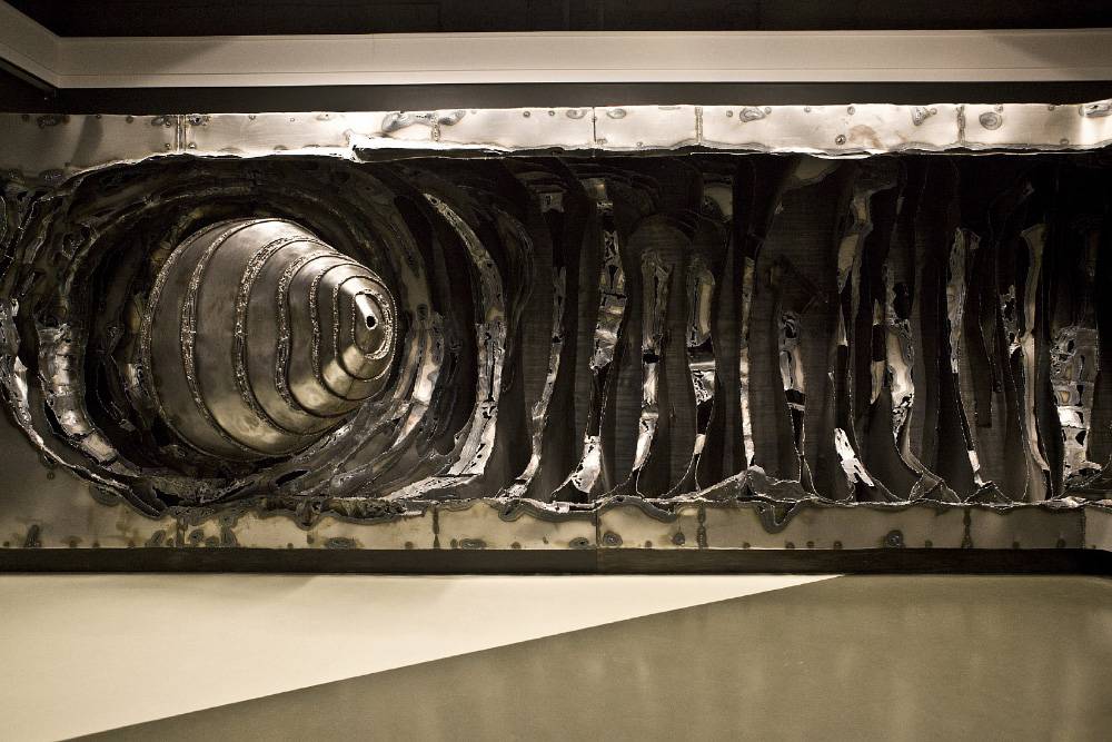 Моя любимая работа в постоянной экспозиции — стальной «След червя» Сергея Караева. Фото: Erarta