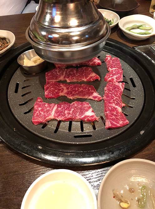 Корейское барбекю очень вкусное, а к мясу приносят разные соусы