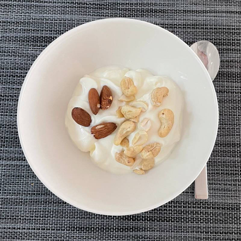 На завтрак йогурт с орехами