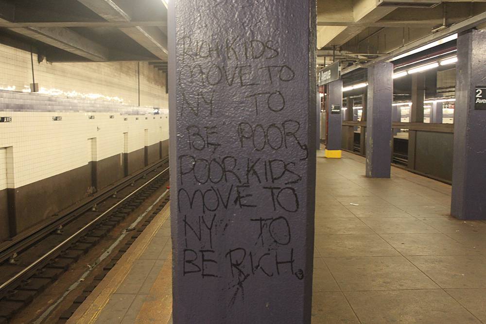 Надпись в метро Нью-Йорка: «Богатые ребята переезжают в Нью-Йорк, чтобы стать бедными, бедные ребята переезжают в Нью-Йорк, чтобы разбогатеть»