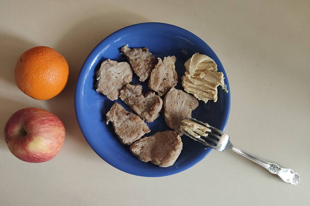 На ужин — свиная вырезка с хумусом, яблоко и апельсин