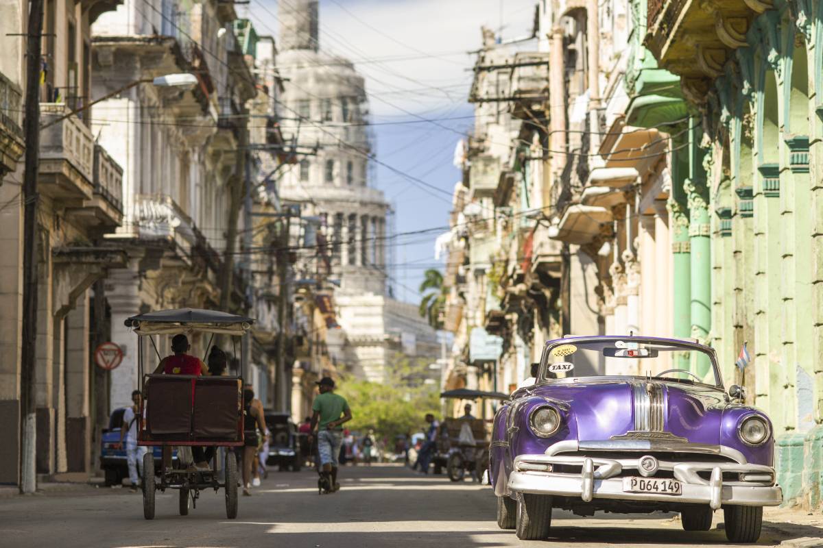С центральной улицы Гаваны видно местный Капитолий. Фото:&nbsp;simonovstas&nbsp;/ Shutterstock