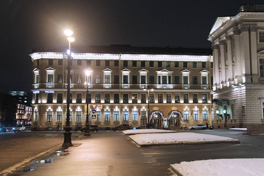 В марте 2021&nbsp;года двухместный номер с видом во внутренний двор в отеле Lotte в Санкт-Петербурге на Исаакиевской площади стоит 12 675 <span class=ruble>Р</span>