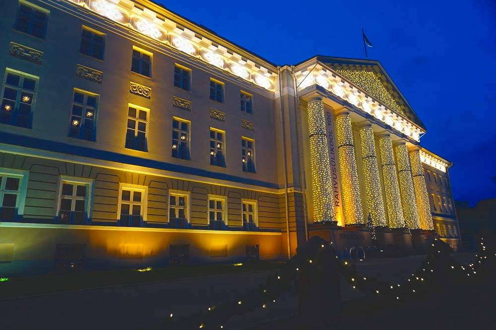 Главное здание Тартуского университета с рождественской подсветкой