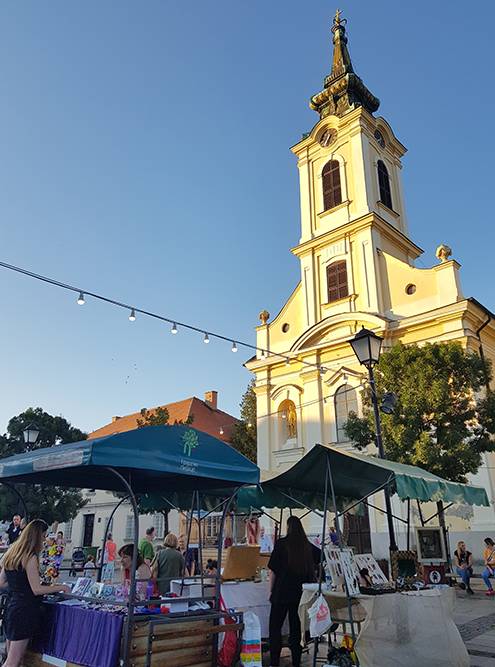 На площади у церкви Святого Николая в Земуне в выходные разворачивается рынок, где предлагают попробовать местные продукты